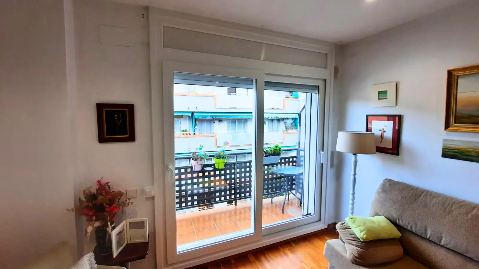 Ventanas que decoran: cómo integrar el color y el diseño en la estética de tu hogar 3 Ventanas que decoran: cómo integrar el color y el diseño en la estética de tu hogar 2